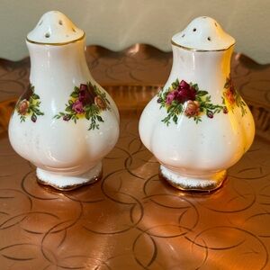 Royal Albert Old Country Rose salt & Pepper shakers (2 pc)